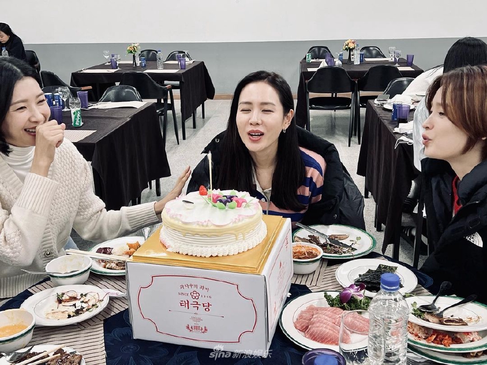 组图：孙艺珍庆祝40岁生日鲜花围绕 幸福满溢笑容甜