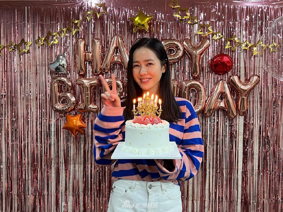 组图：孙艺珍庆祝40岁生日鲜花围绕 幸福满溢笑容甜