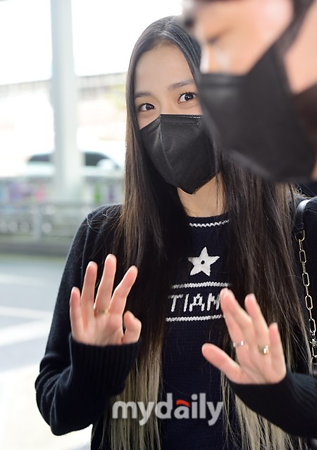 組圖：BLACKPINK金智秀飛往巴黎時裝週 挑染新發色現機場