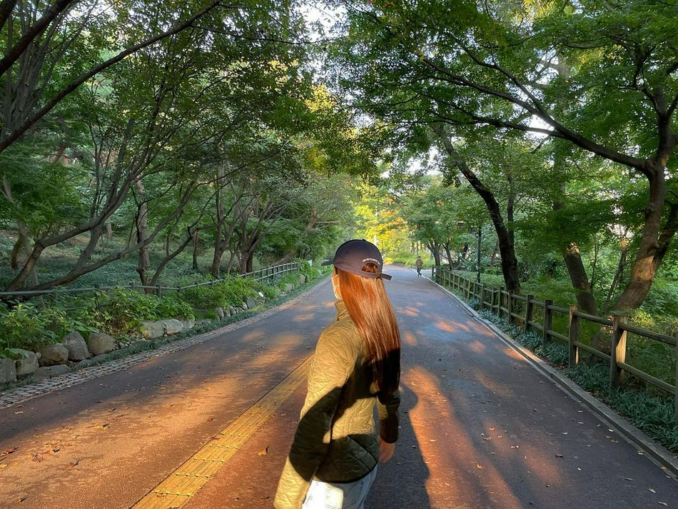 组图：郑秀晶晒秋季出游照 爸爸当摄影师手指入镜