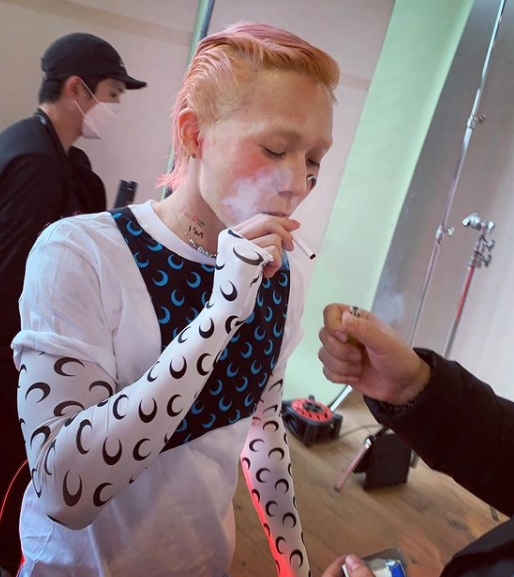 新浪娱乐讯 金晓钟在个人社交平台上传了一组自拍照,照片中显示他在