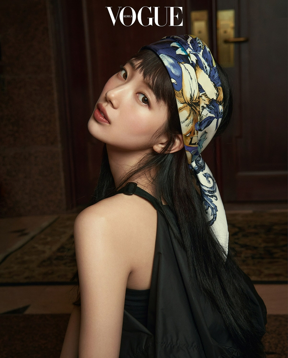 組圖：秀智登《Vogue》雜誌拍大片 戴頭巾造型亮眼時尚