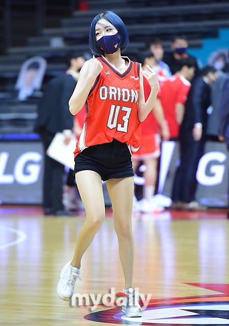 組圖：韓國啦啦隊女郎清涼助陣籃球賽 戴口罩難掩清純美貌