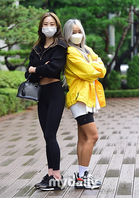 組圖：SISTAR多順孝琳合體亮相上班路 好姐妹親密攬腰