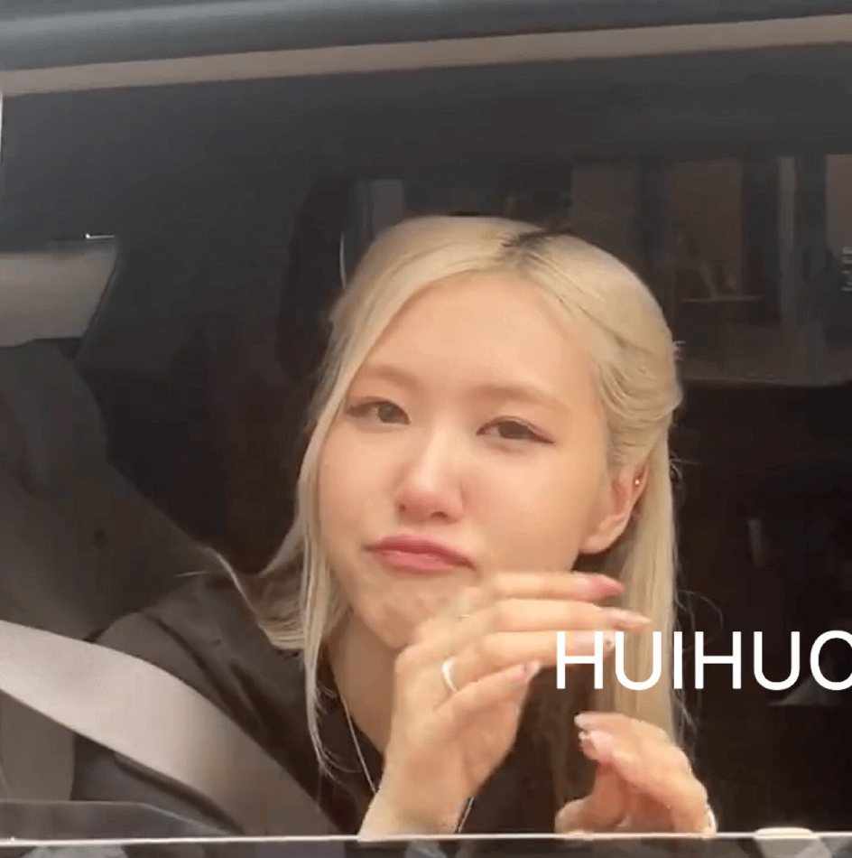 组图：BLACKPINK朴彩英见粉丝落泪 车内挥手比心