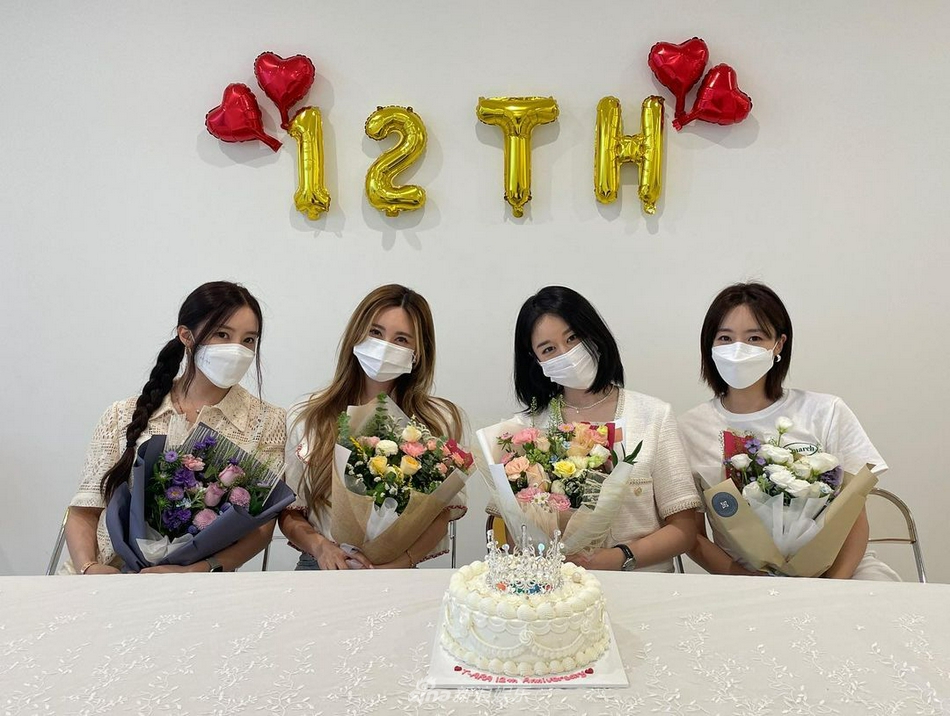 T-ara合体庆祝出道12周年 四成员穿白衣晒蛋糕