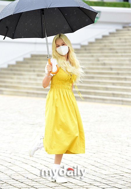 組圖：宇宙少女任多榮穿黃裙色彩明豔 雨中撐傘去上班