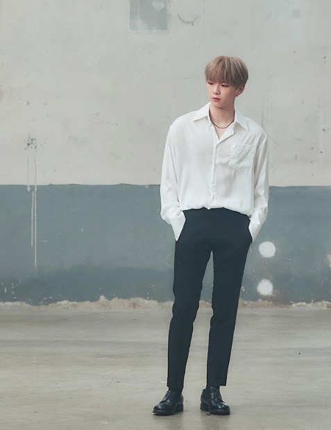 组图姜丹尼尔公开拍摄花絮照白衣黑裤帅气插兜