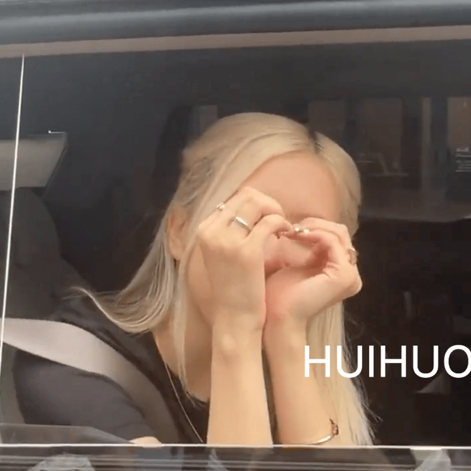 组图：BLACKPINK朴彩英见粉丝落泪 车内挥手比心