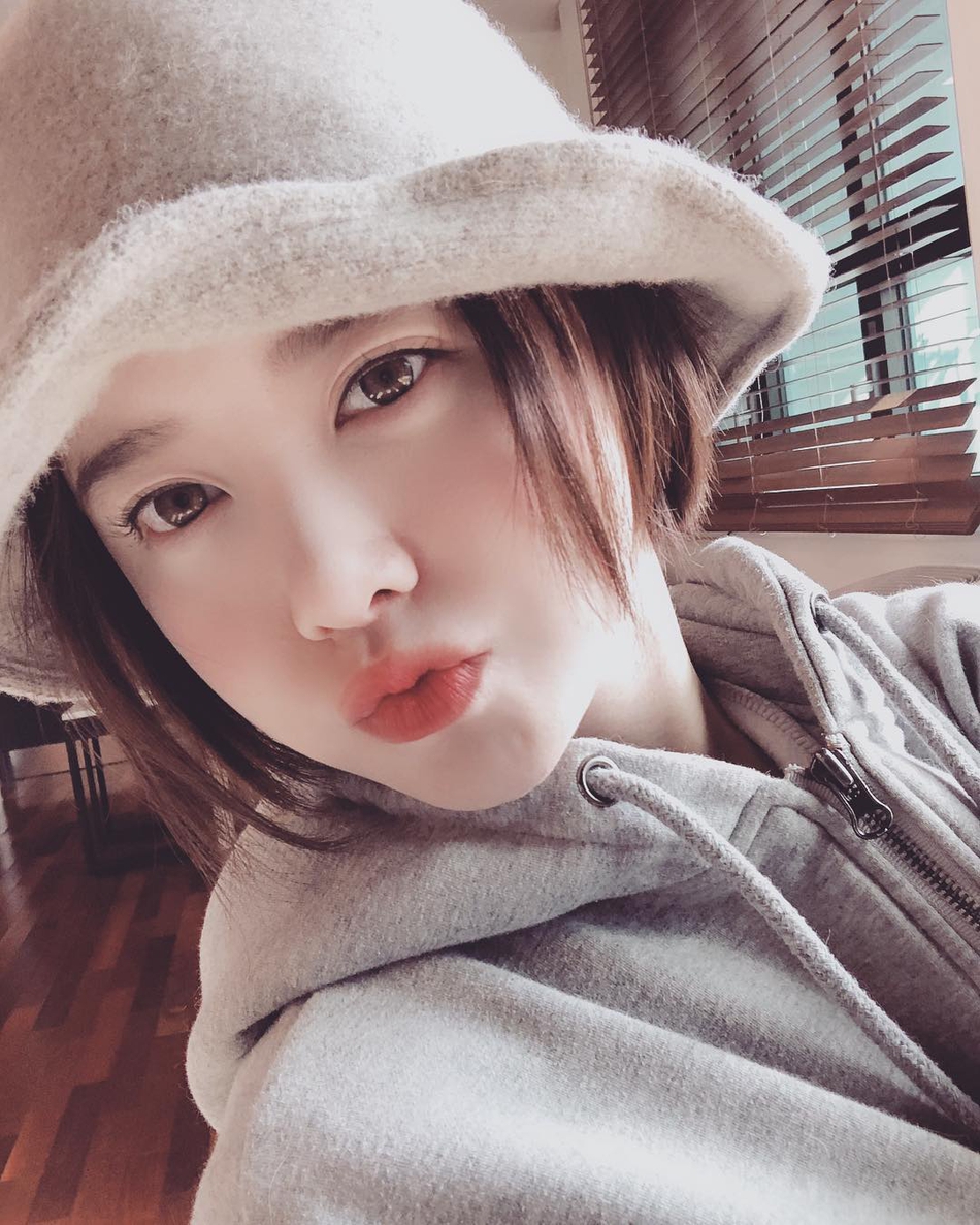 组图 美人妻具惠善雪中自拍晒照 肌肤粉嫩短发俏皮