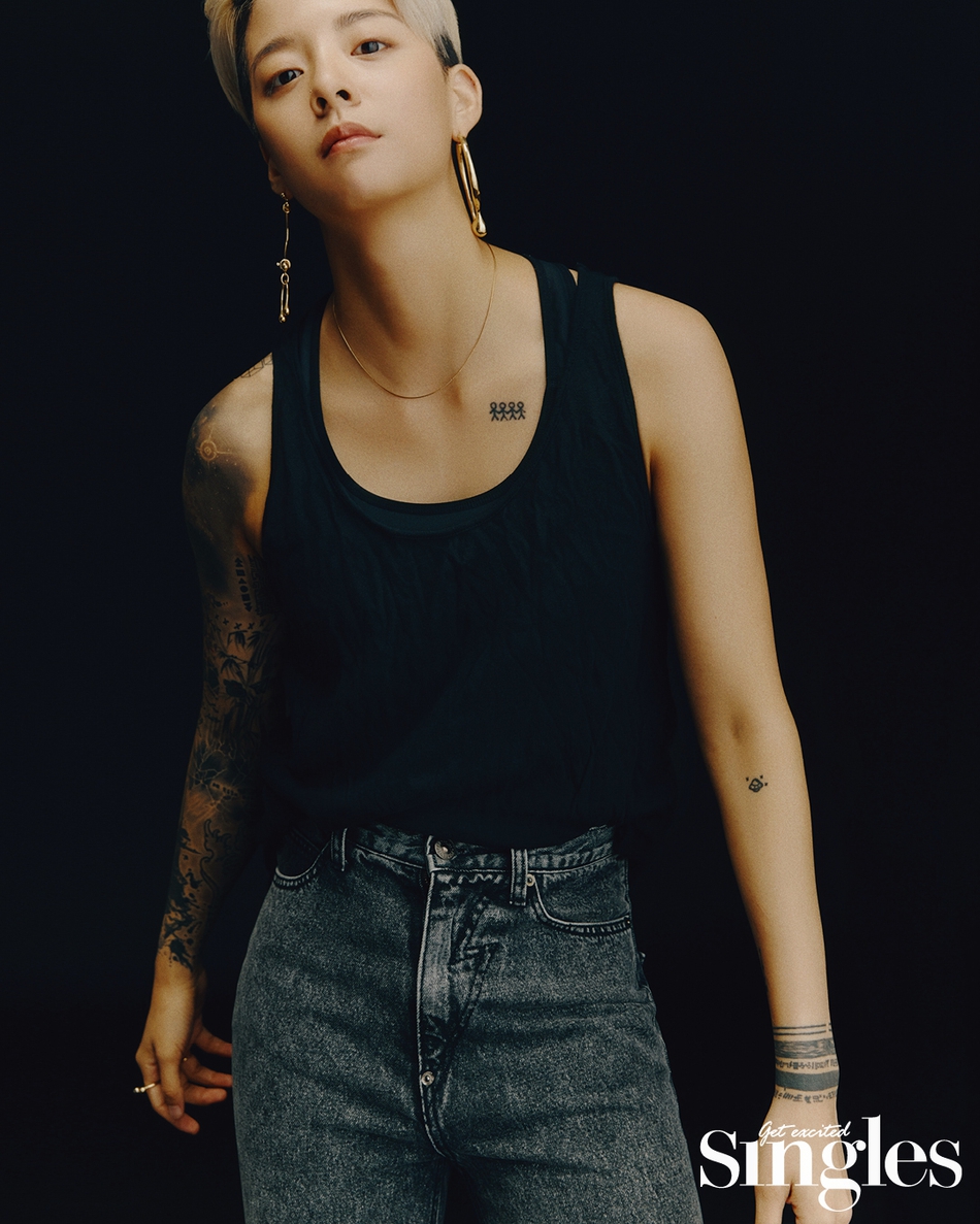 组图:f(x)成员amber时尚写真超酷 露大片纹身帅气