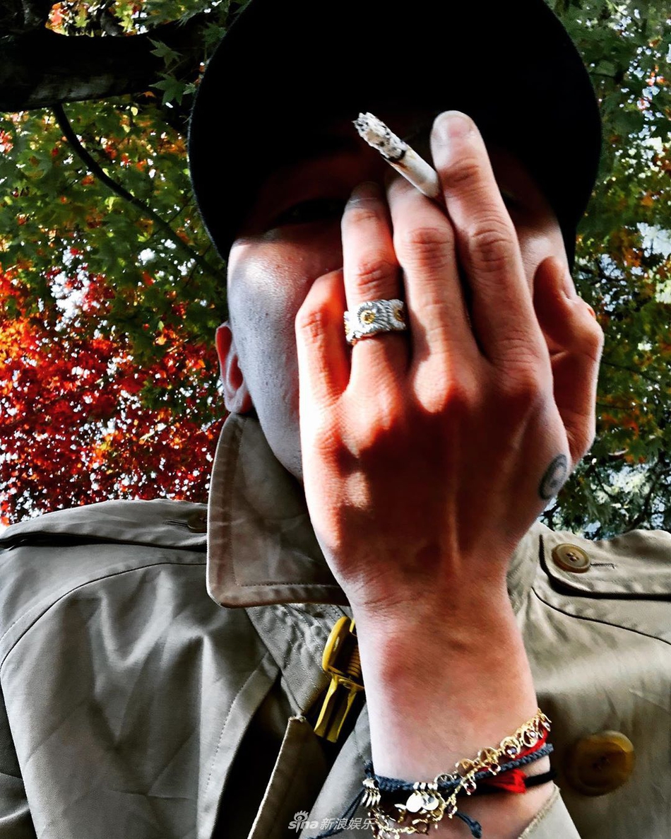 组图权志龙近照皮肤长痘痘抽烟留胡茬颓废风