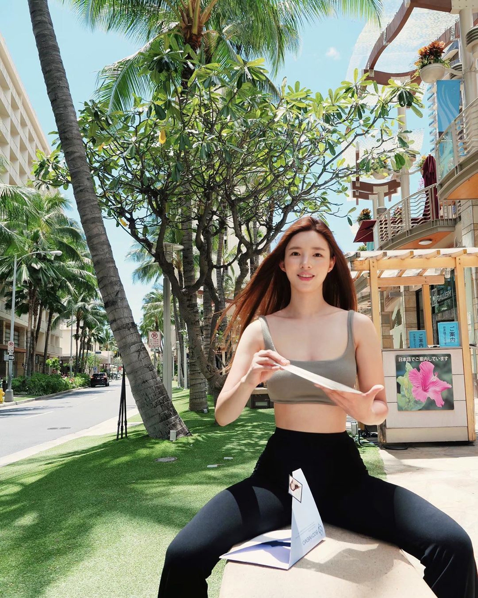 组图:韩嫩模刘承玉户外享日光浴 穿吊带小背心秀事业线