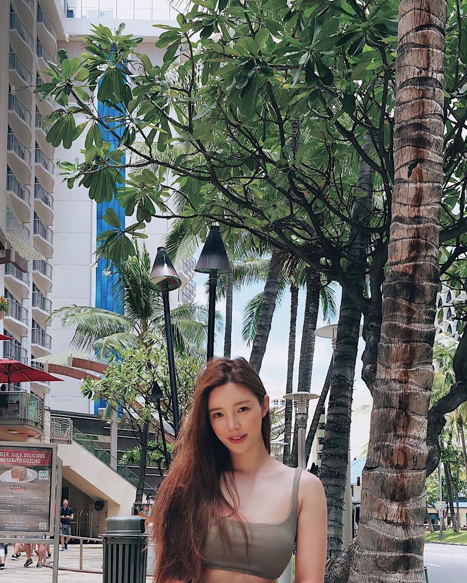 组图:韩嫩模刘承玉户外享日光浴 穿吊带小背心秀事业线