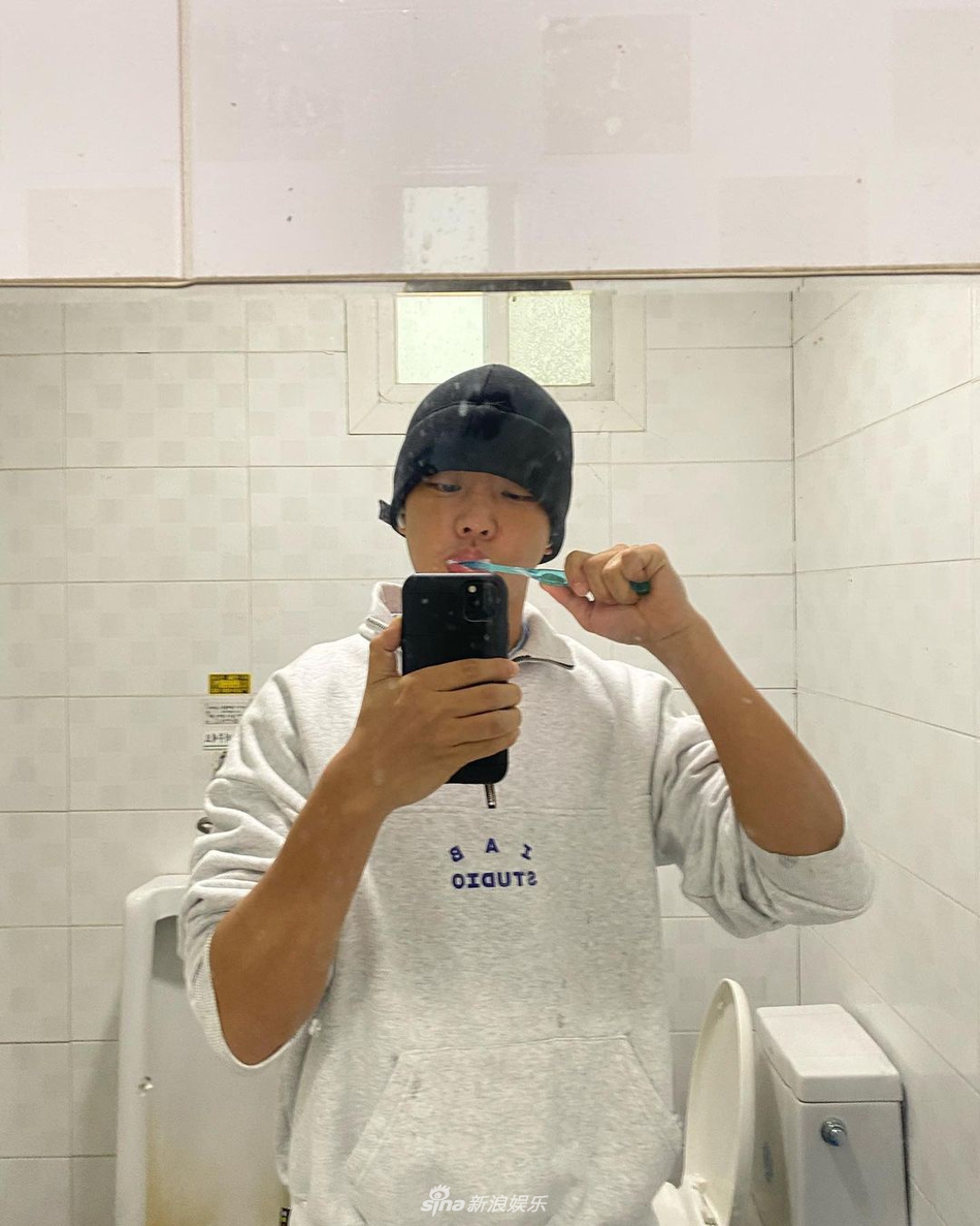 组图：刘亚仁发文宣布戒菸 晒露肉旧照曾发福过