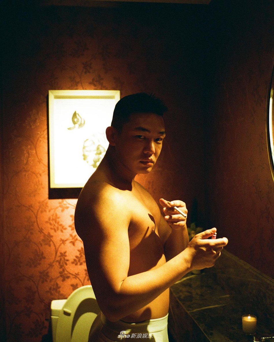 组图：刘亚仁发文宣布戒菸 晒露肉旧照曾发福过