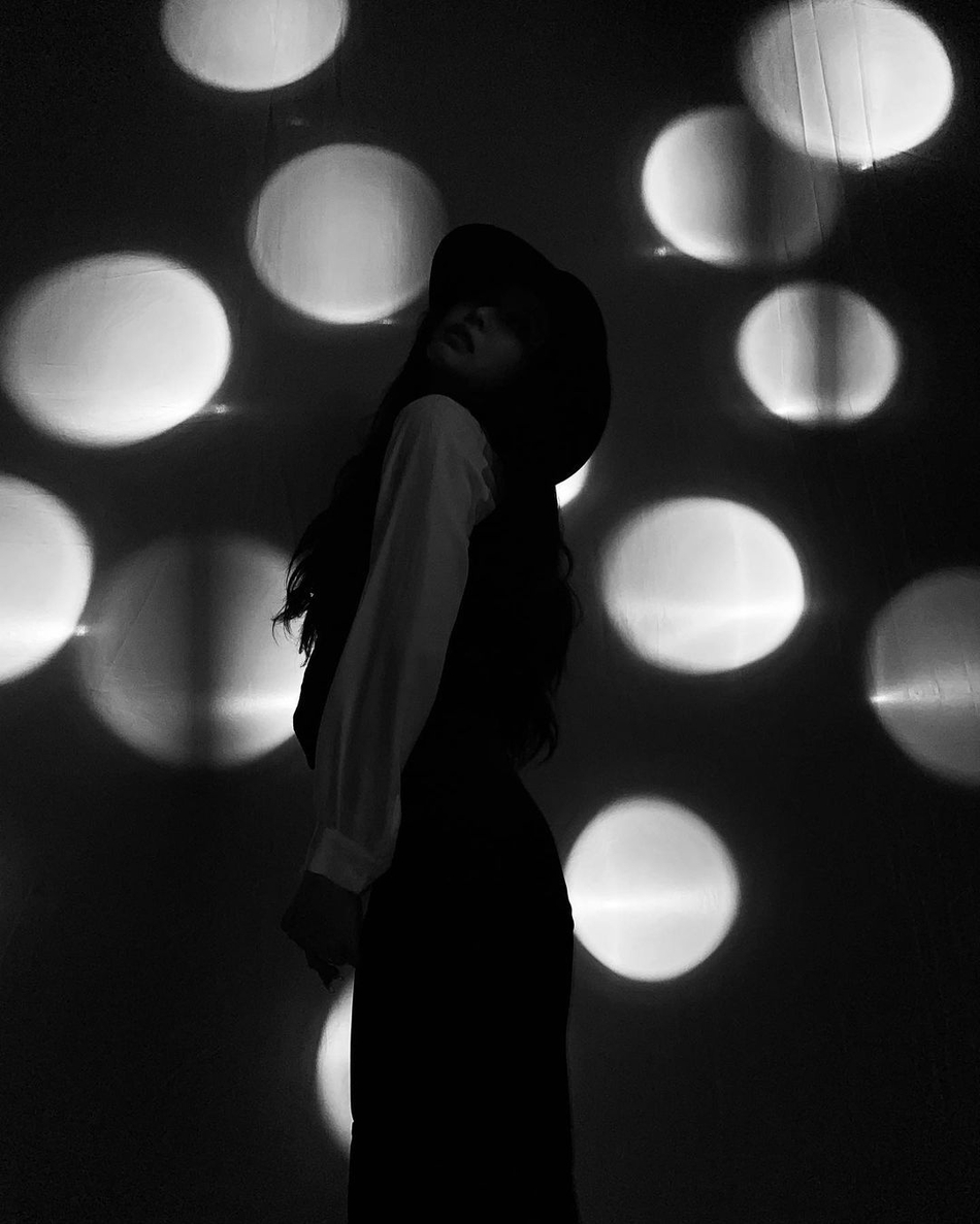 組圖：JENNIE發黑白寫真告別2020 襯衫馬甲造型又酷又颯
