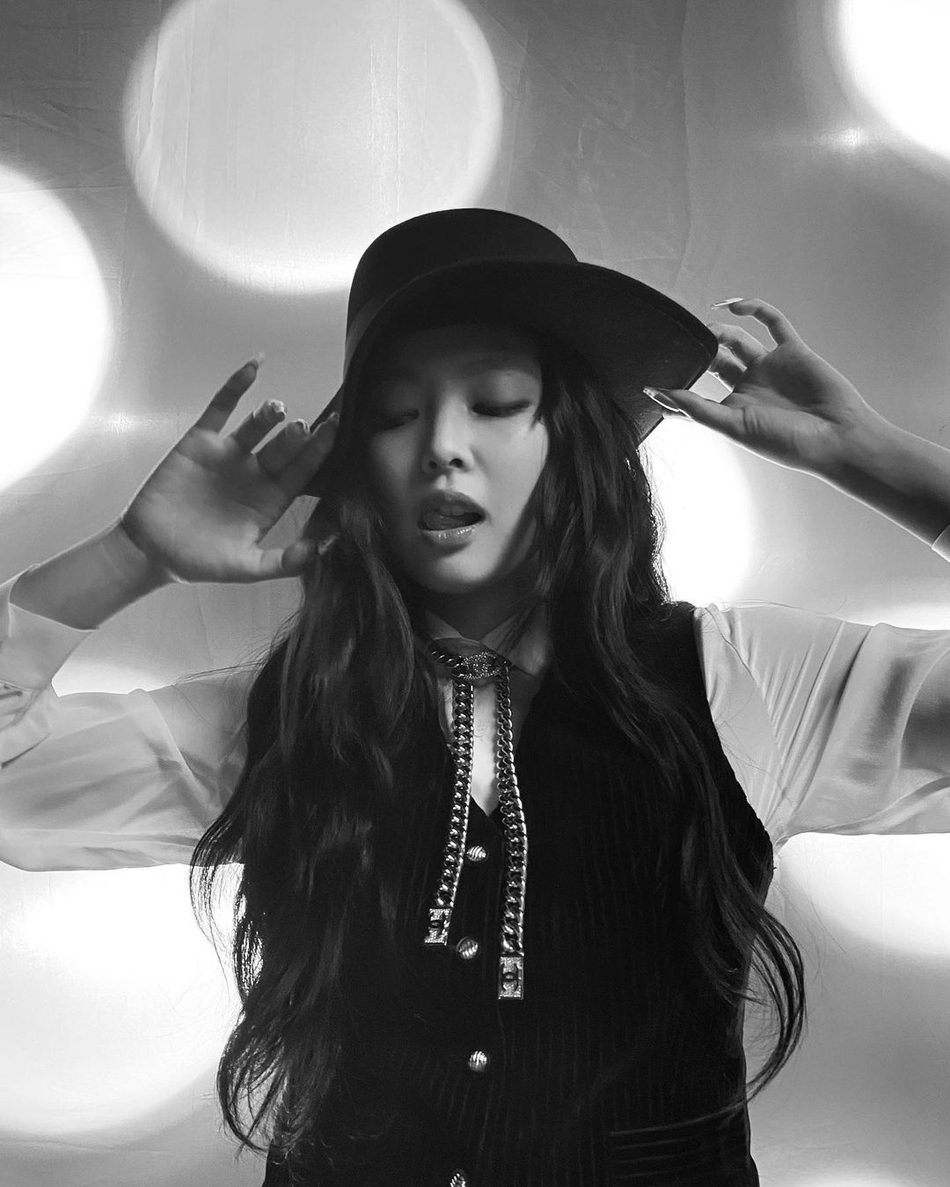 組圖：JENNIE發黑白寫真告別2020 襯衫馬甲造型又酷又颯