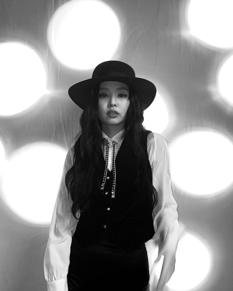 組圖：JENNIE發黑白寫真告別2020 襯衫馬甲造型又酷又颯