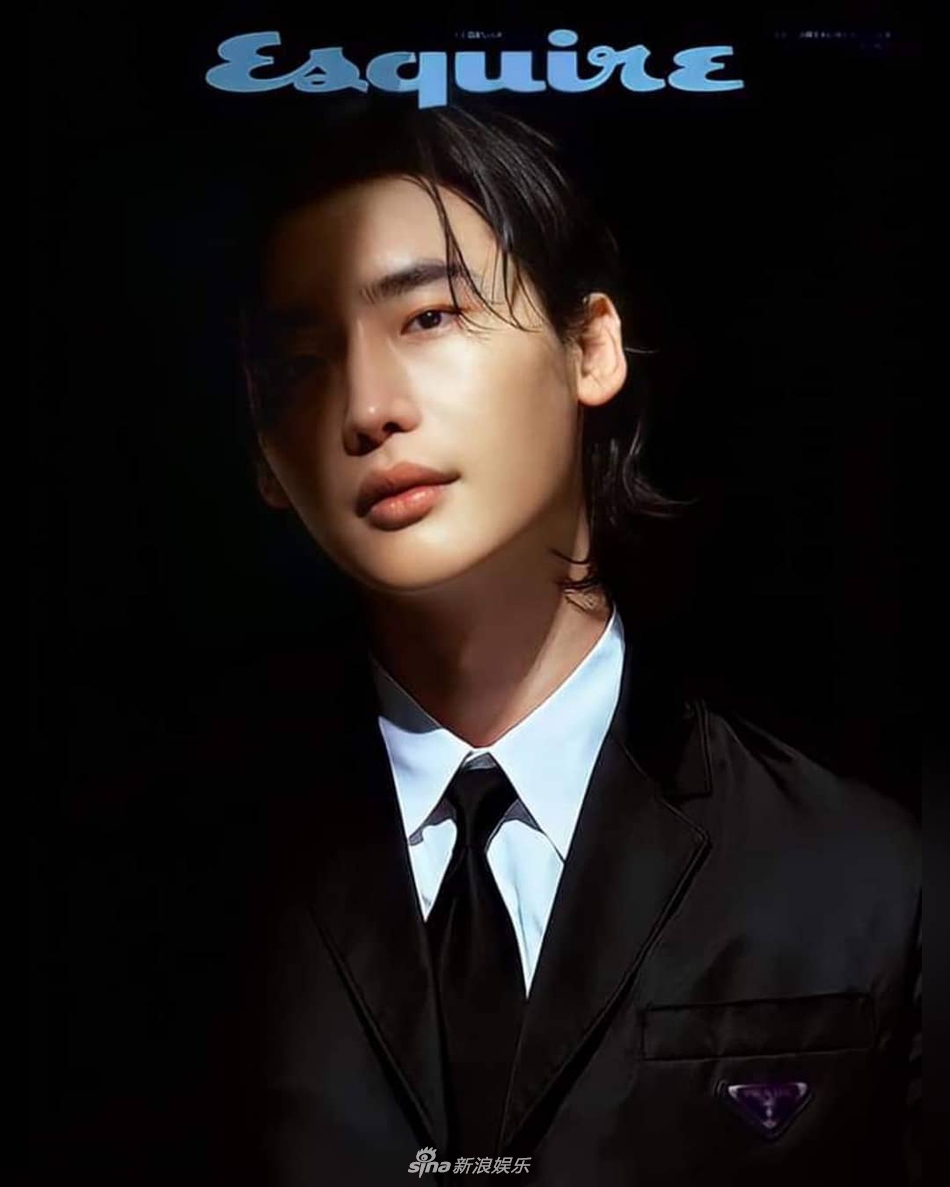 组图：李钟硕退伍后首个写真公开 光影中侧颜俊朗帅气