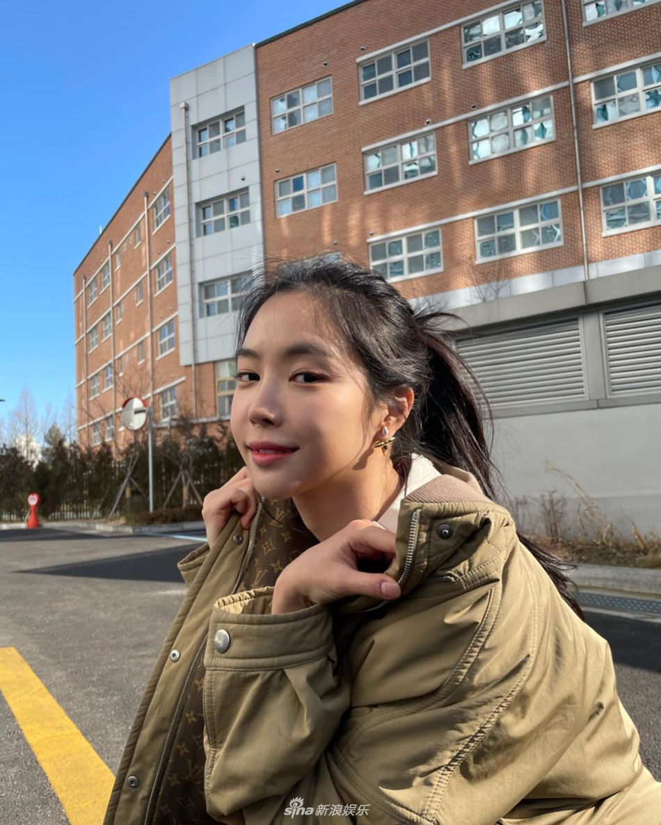 组图：Apink孙娜恩变脸疑“再发育” 被留言指认不出
