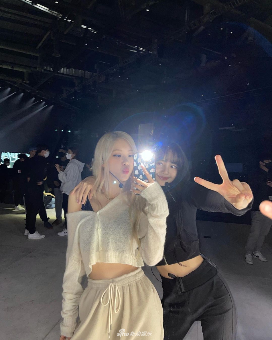 組圖：BLACKPINK彩排幕後照公開 Lisa穿運動裝露小蠻腰