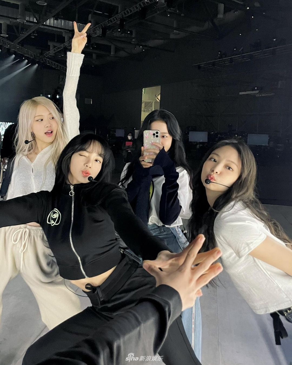 組圖：BLACKPINK彩排幕後照公開 Lisa穿運動裝露小蠻腰