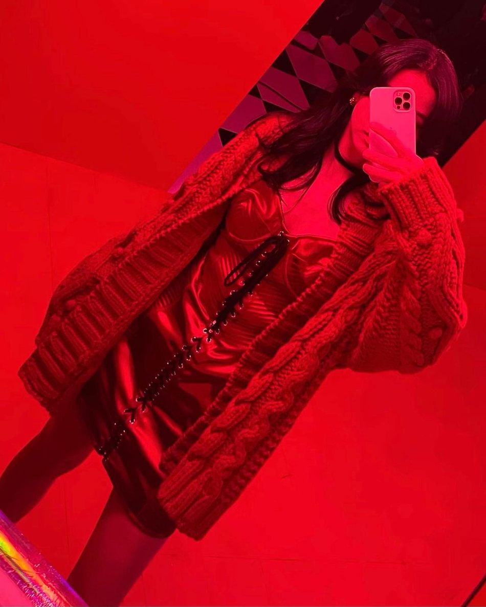 組圖：BLACKPINK金智秀演繹新年紅 黑髮配紅脣復古又嬌俏