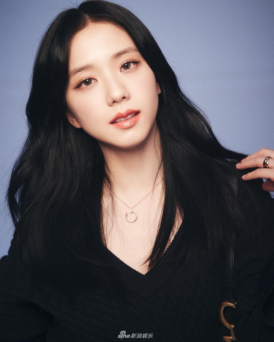 组图：BLACKPINK金智秀简约造型拍写真 眼神温柔气质美