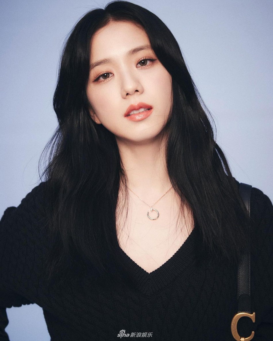 组图：BLACKPINK金智秀简约造型拍写真 眼神温柔气质美