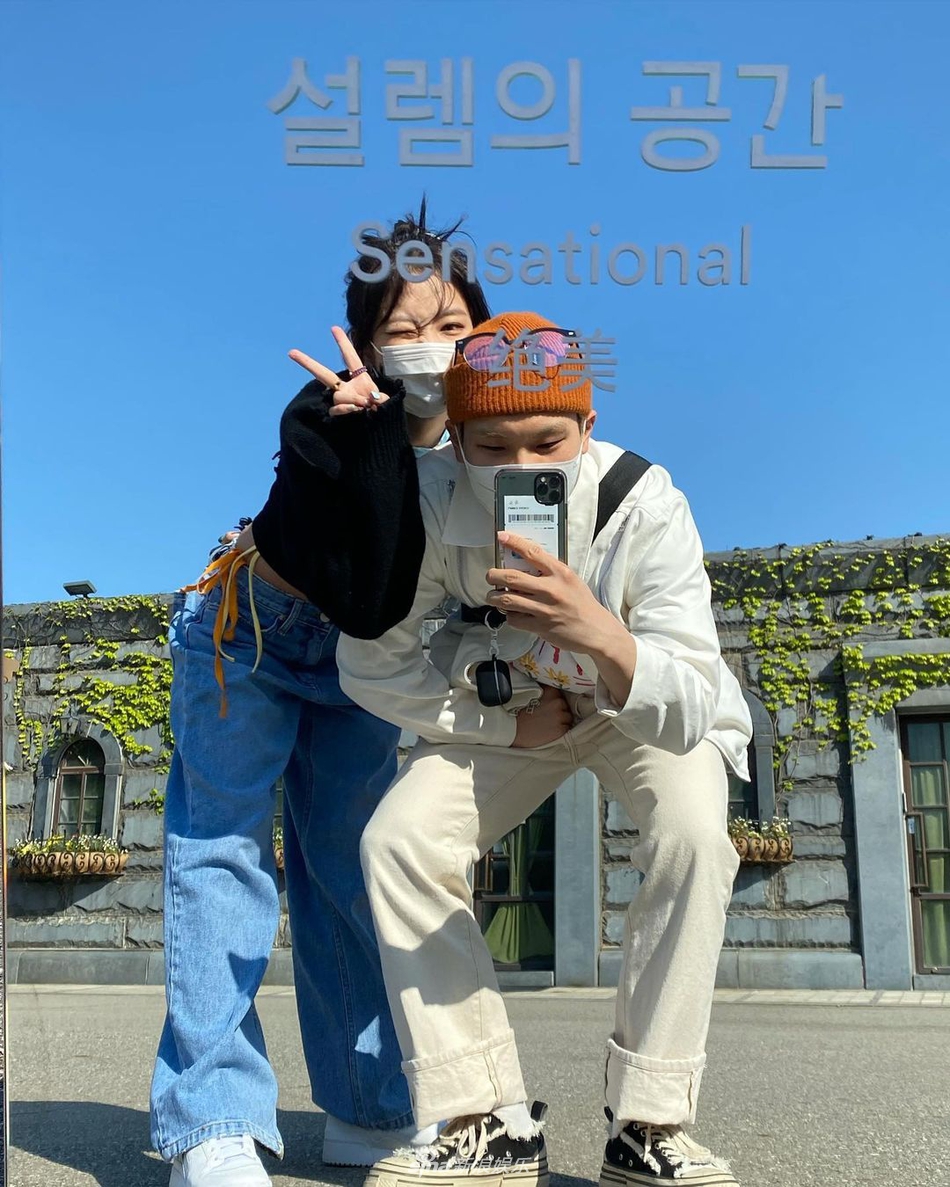 組圖：JENNIE外出春遊與鮮花自拍 露香肩秀出小蠻腰