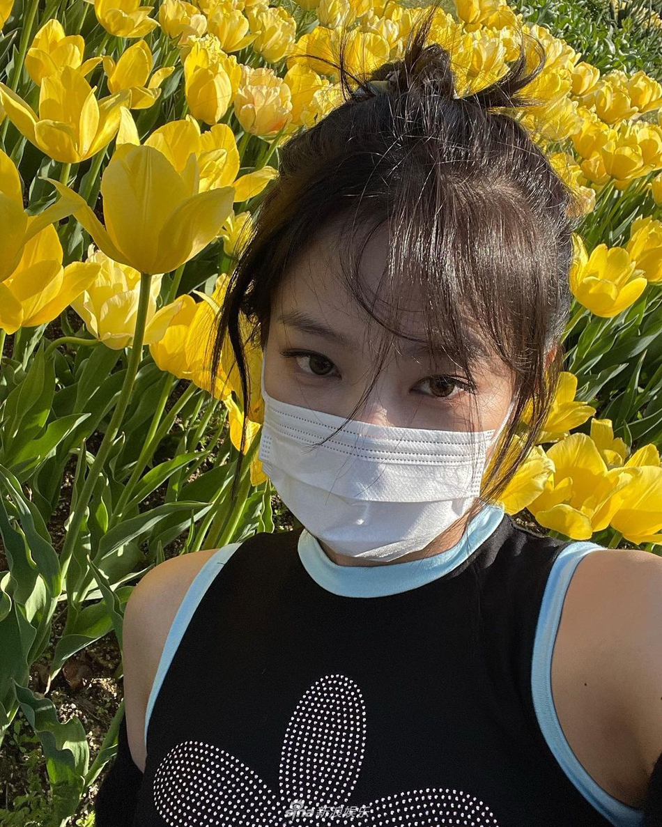 組圖：JENNIE外出春遊與鮮花自拍 露香肩秀出小蠻腰