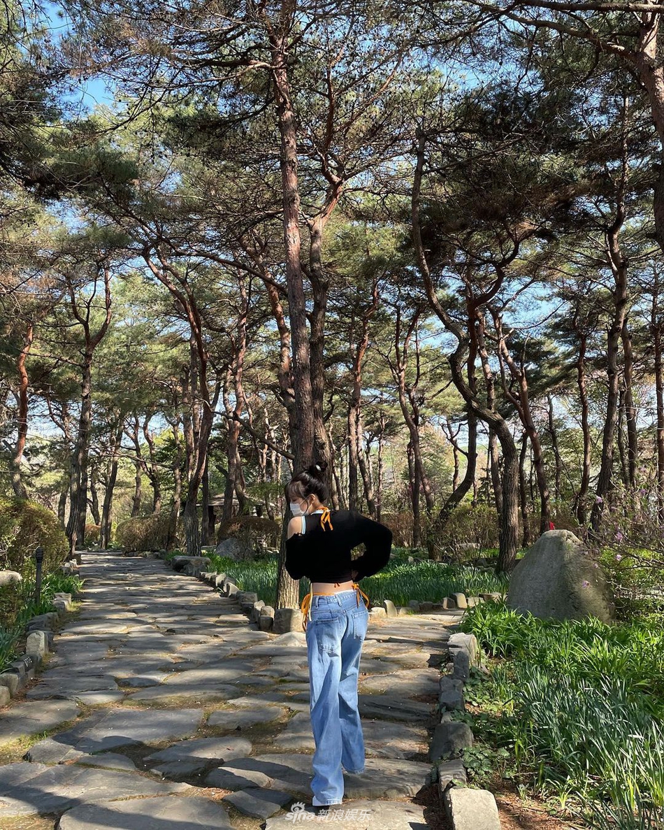 組圖：JENNIE外出春遊與鮮花自拍 露香肩秀出小蠻腰