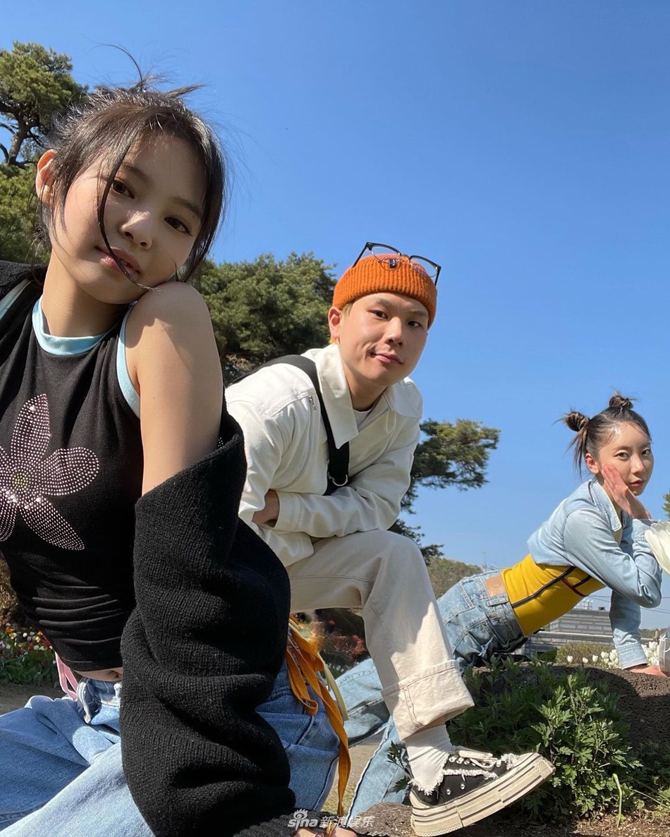 組圖：JENNIE外出春遊與鮮花自拍 露香肩秀出小蠻腰