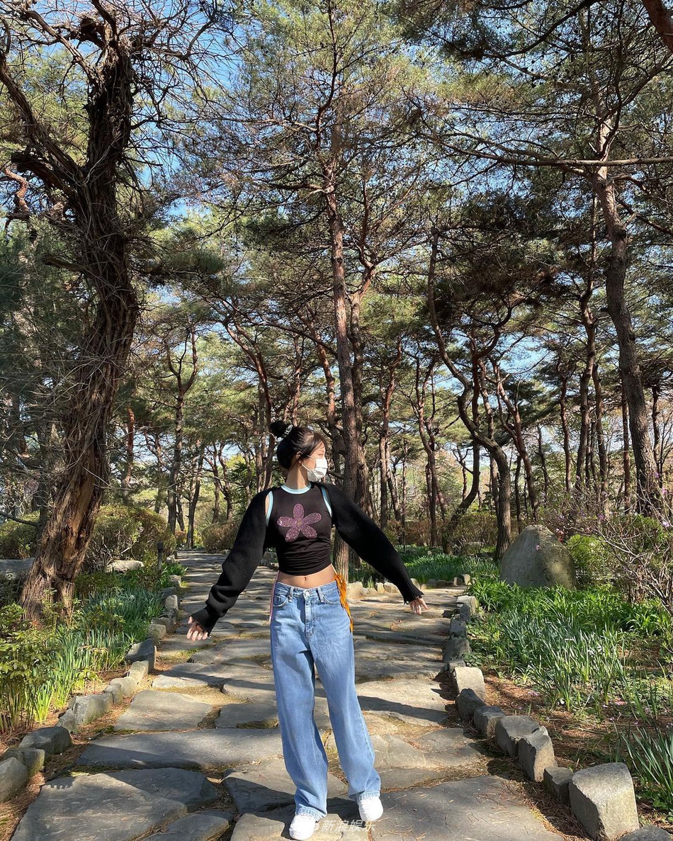 組圖：JENNIE外出春遊與鮮花自拍 露香肩秀出小蠻腰