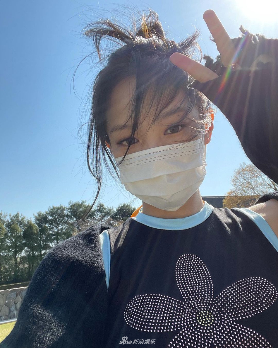 組圖：JENNIE外出春遊與鮮花自拍 露香肩秀出小蠻腰