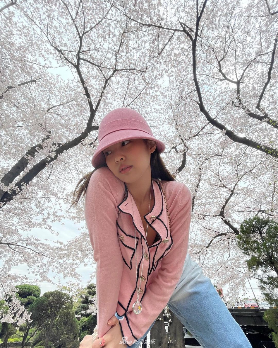 組圖：JENNIE居家造型拍素顏照 萌寵狗狗一同出鏡