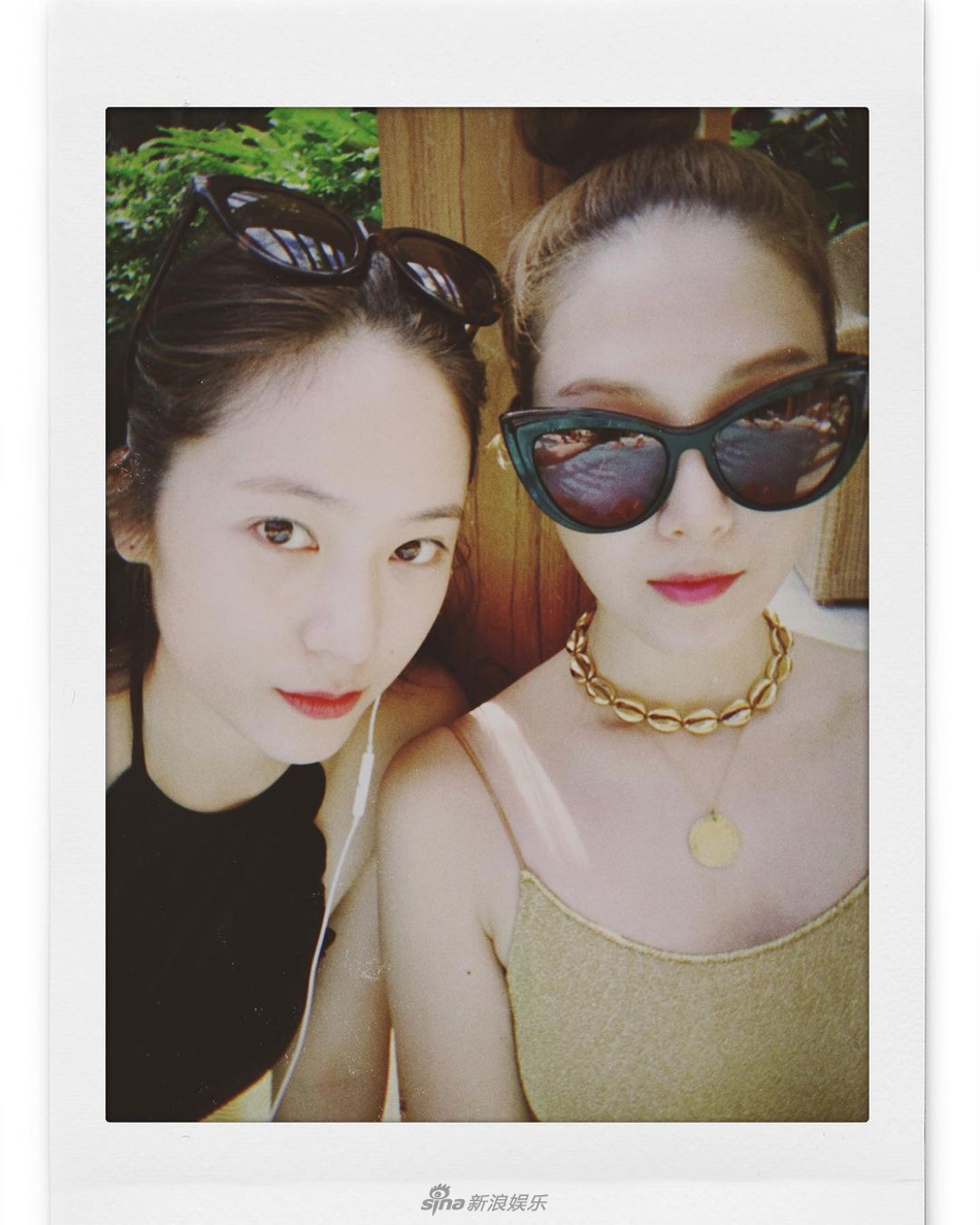 組圖：鄭秀晶曬照為鄭秀妍慶生 姐妹穿吊帶齊秀香肩