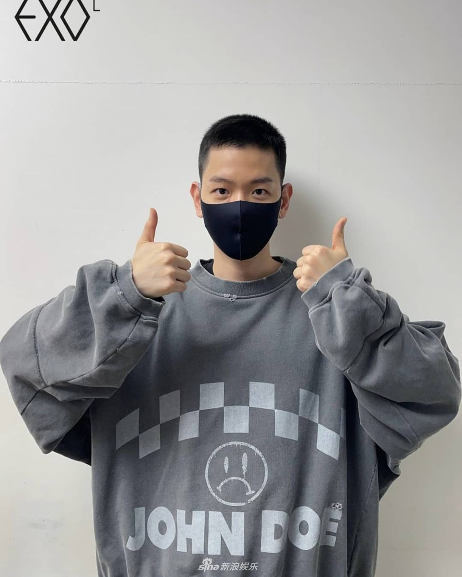 組圖：EXO邊伯賢入伍吳世勳送行 摸頭照的人越來越少