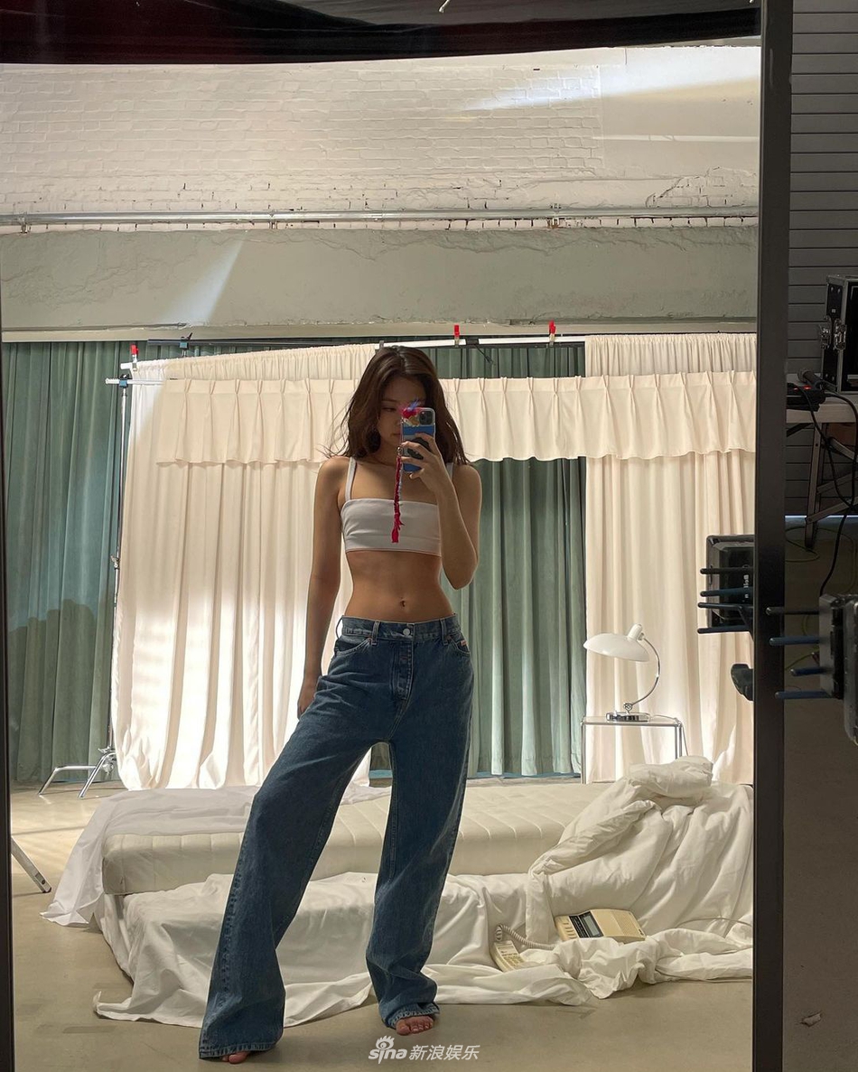 組圖：JENNIE發緊身衣自拍秀曲線 隊友金智秀贊身材辣
