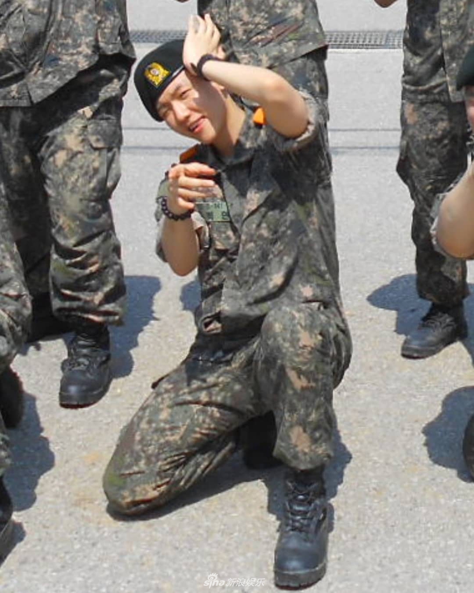 組圖：EXO邊伯賢軍隊訓練照公開 與隊友齊擺POSE凹造型