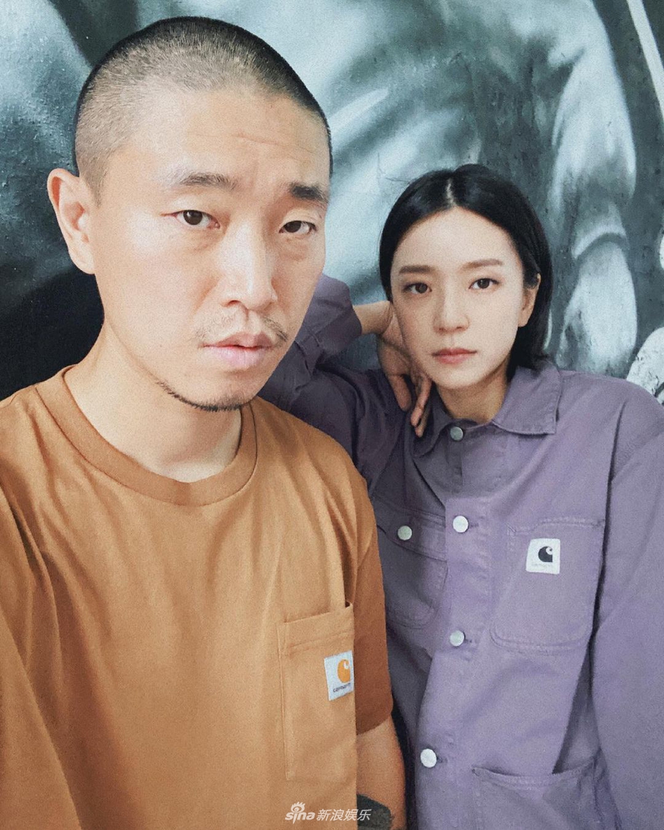 组图：姜Gary晒与妻子合照 小十岁老婆双手插袋气场强