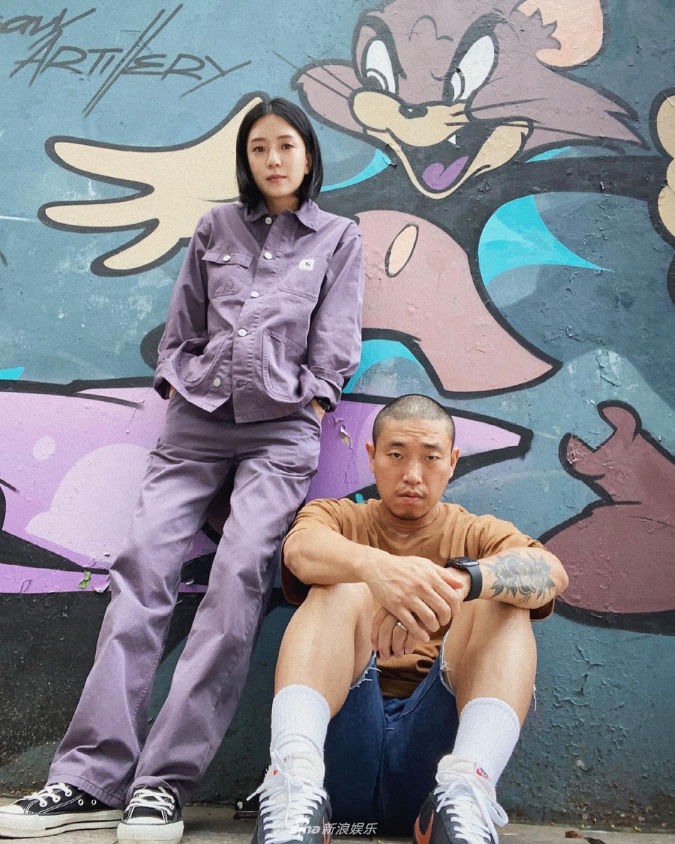 组图：姜Gary晒与妻子合照 小十岁老婆双手插袋气场强