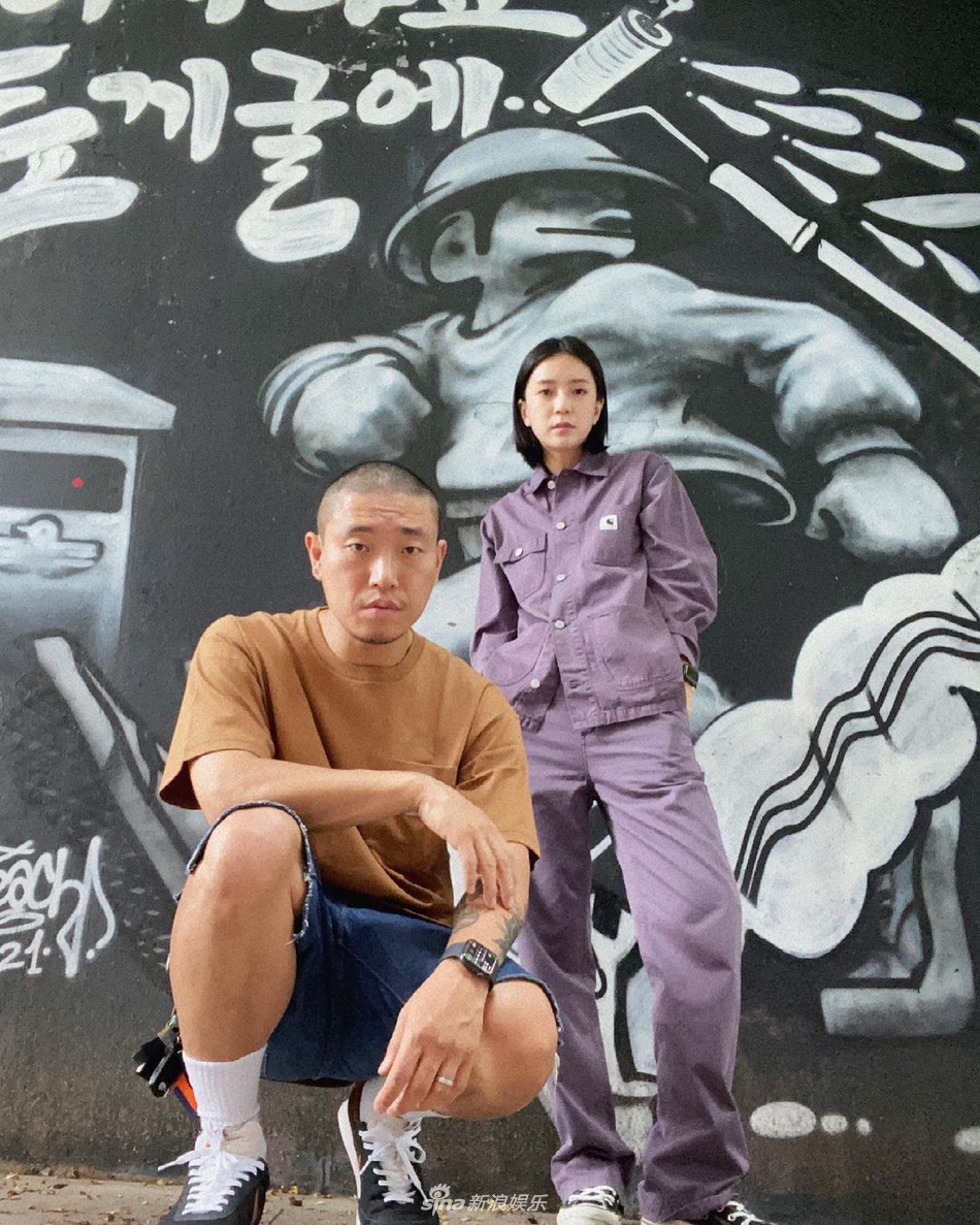 组图：姜Gary晒与妻子合照 小十岁老婆双手插袋气场强
