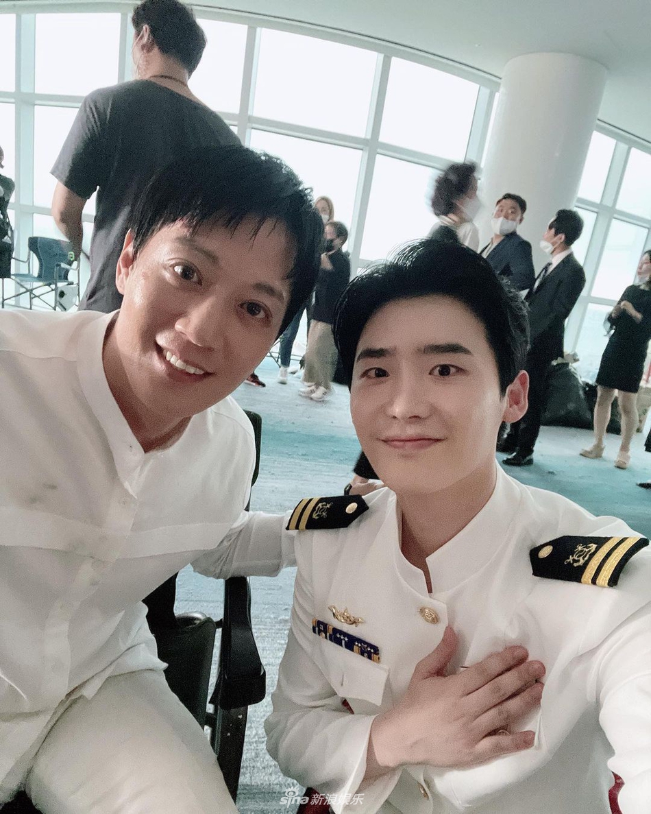 組圖：李鍾碩新戲海軍制服造型公開 與金來沅合影帥氣