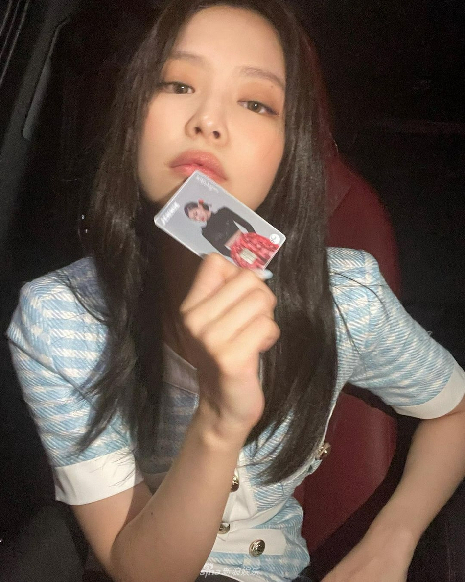 組圖：JENNIE穿藍色套裝露蠻腰 對鏡自拍嘟嘴晒照