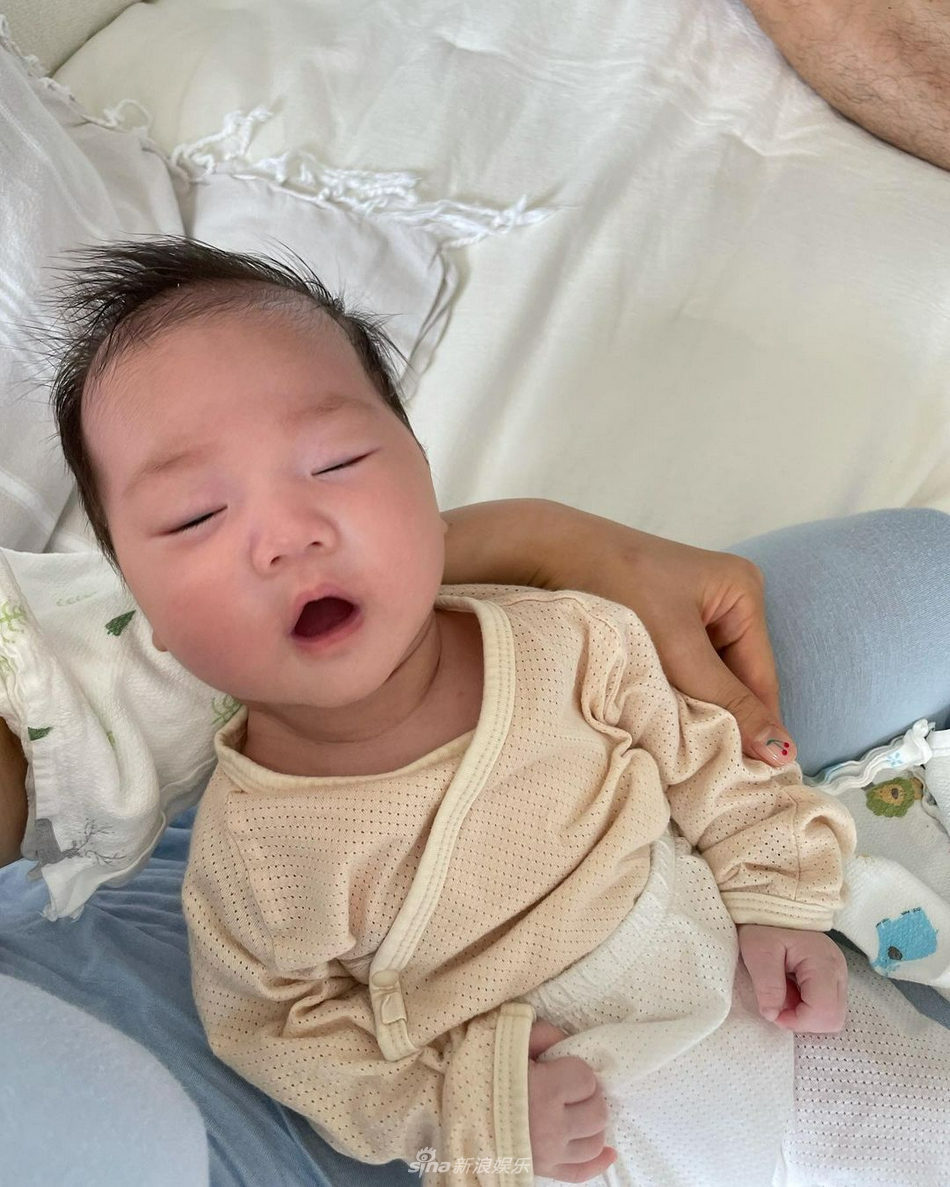 组图：韩智慧产女后晒娃儿不停 小宝宝嘟嘟脸侧颜可爱