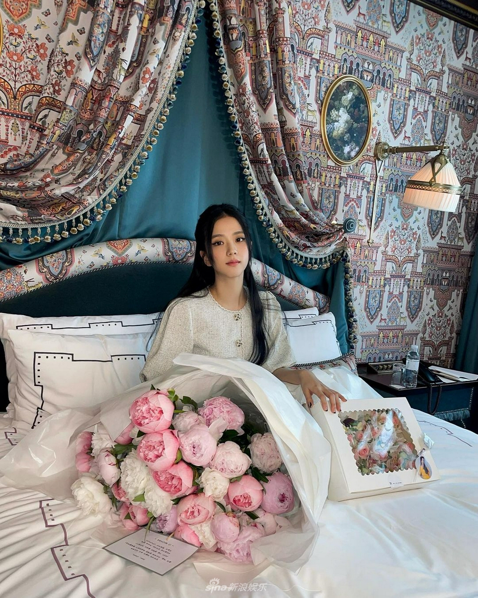組圖：BLACKPINK金智秀晒照 捧花束托腮風格復古