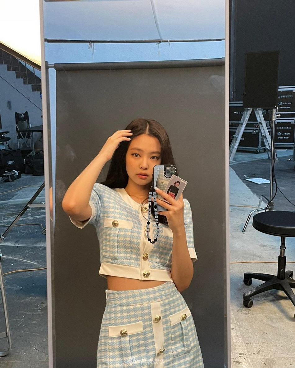 組圖：JENNIE穿藍色套裝露蠻腰 對鏡自拍嘟嘴晒照