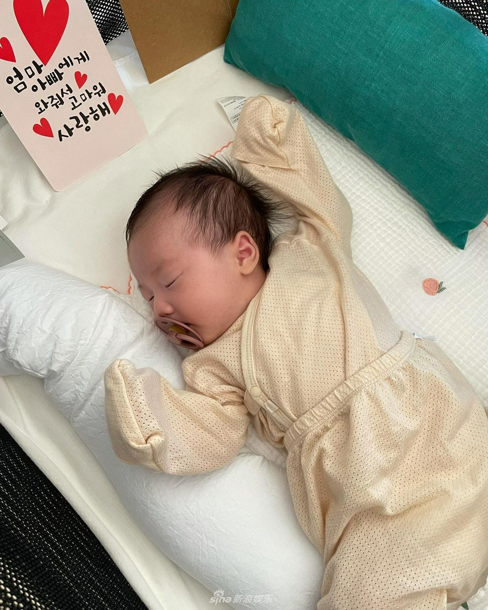 组图：韩智慧产女后晒娃儿不停 小宝宝嘟嘟脸侧颜可爱